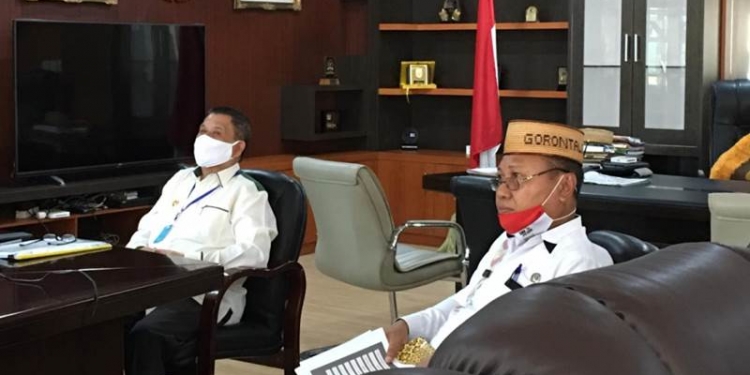 Wakil Gubernur Gorontalo Idris Rahim ikuti rapat koordinasi secara virtual di ruangan kerjanya didampingi Yosef P Koton Kepala Dinas Pendidikan Kebudayaan Pemuda dan Olaharaga (Dikbudpora) Provinsi Gorontalo, Rabu (2/9/2020). Foto Istimewa