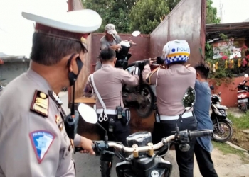 kendaraan massa aksi