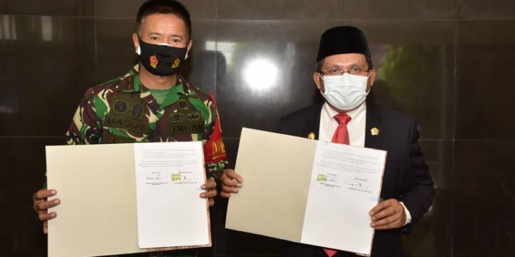 Wali Kota Gorontalo, Marten Taha bersama Danrem 133 NWB Gorontalo, Brigjen TNI Bagus Antonov Hardito,