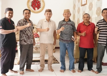 Wakil Koordinator Tim Pemenangan Paslon SMS, Daiman Ali (sudut paling kanan) berpose bersama calon bupati Pohwato Saipul Mbuinga dan tim pemenangan. foto: Istimewa
