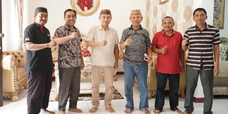 Wakil Koordinator Tim Pemenangan Paslon SMS, Daiman Ali (sudut paling kanan) berpose bersama calon bupati Pohwato Saipul Mbuinga dan tim pemenangan. foto: Istimewa