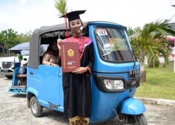 Wisuda naik bajaj