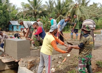 Proses pekerjaan plat duiker oleh Satgas TMMD. (foto.istimewa)