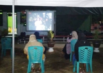 Pemutaran film perjuangan oleh Dansatgas TMMD, Letkol Arm. Firstya Andrean Gitrias di Pos Kotis TMMD. (foto.kodim)