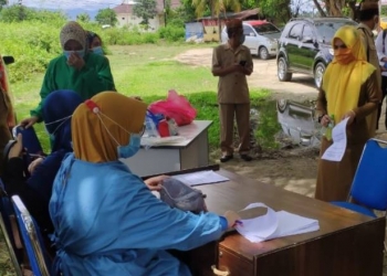 Suasana pendaftaran ASN yang akan melaksanakan swab tes di halaman kantor Dinas Dikbudpora kompleks perkantoran Ayula, Selasa (6/10/2020). (Foto : PPID Dikbudpora)