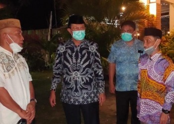 Fadel Muhammad (kedua kiri) berbincang dengan Nelson Pomalingo (kanan) di sela silaturahmi ke kediaman pribadi Nelson Pomalingo, Rabu (18/11/2020). (dok. Mansir Mudeng)