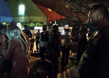 Tim gabungan membubarkan warga yang sedang nongkrong di salah satu warung kopi di Jl Jendral Sudirman, Kota Gorontalo, Ahad (29/11/2020). (ramlan/gopos)