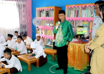 Bupati Gorontalo, Nelson Pomalingo, saat memberikan sambutan sekaligus meresmikan sekolah digital SD N 3 Pulubala, beberapa waktu lalu.