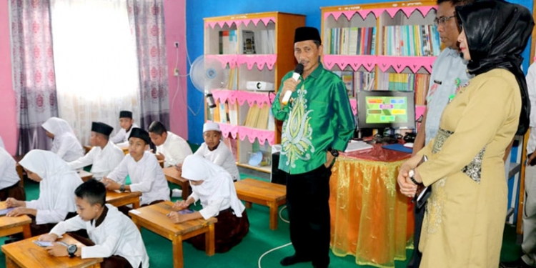 Bupati Gorontalo, Nelson Pomalingo, saat memberikan sambutan sekaligus meresmikan sekolah digital SD N 3 Pulubala, beberapa waktu lalu.