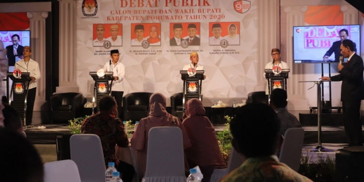 Debat publik Pilkada Pohuwato 2020 yang berlangsung di studio TVRI Gorotalo, Sabtu (8/11/2020). (dok.tatiye.id)