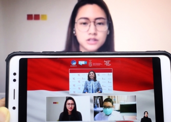 dr. Dirga Sakti Rambe, dokter spesialis penyakit dalam/vaksinolog (kanan bawah) bersama dr. Twindy Rarasati (kiri) yang juga merupakan penyintas Covid-19 menjadi pembicara dalam dialog produktif bertema vaksin sebagai perencanaa preventif kesehatan didampingi moderator Tasya Syarif di Jakarta, Senin, 23 November 2020.