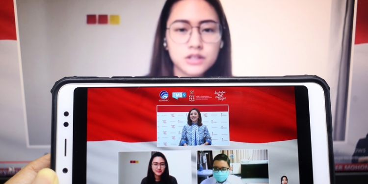 dr. Dirga Sakti Rambe, dokter spesialis penyakit dalam/vaksinolog (kanan bawah) bersama dr. Twindy Rarasati (kiri) yang juga merupakan penyintas Covid-19 menjadi pembicara dalam dialog produktif bertema vaksin sebagai perencanaa preventif kesehatan didampingi moderator Tasya Syarif di Jakarta, Senin, 23 November 2020.
