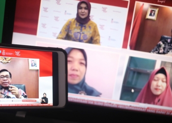 Dr. Abdul Kahar, M.Pd (Kepala Pusat Layanan Pembiayaan Pendidikan (Puslapdik) Kemendikbud) dalam dialog produktif bertema subsidi upah mendukung pendidik dan tenaga kependidikan non-PNS bersama Perwakilan Dosen dan Guru Honorer penerima Subsidi di Jakarta, Kamis, 19 November 2020.