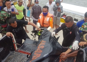 Evakuasi korban tenggelam yang berhasil ditemukan di perairan Randangan, Pohuwato, Selasa (3/11/2020).(Istimewa)