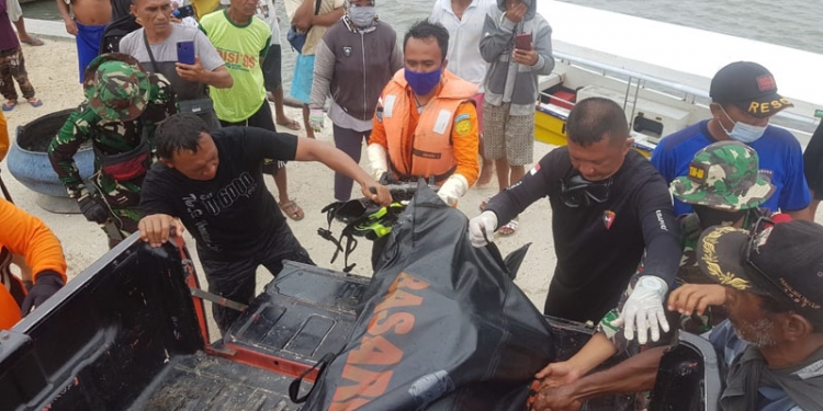 Evakuasi korban tenggelam yang berhasil ditemukan di perairan Randangan, Pohuwato, Selasa (3/11/2020).(Istimewa)