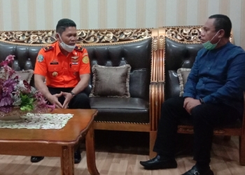 Sekda Gorut, Ridwan Yasin bersama Kepala Basarnas Gorontalo, I Made Junetra saat membahas rencana kegiatan latihan di perairan Gorontalo Utara di ruang kerja sekda. (foto.isno/gopos)