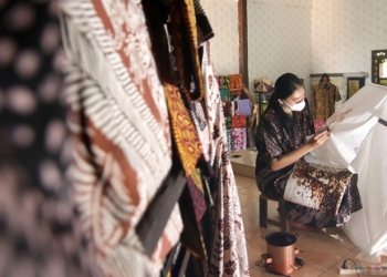Pekerja membatik di sentra batik seblang di Banyuwangi, Jawa Timur, Sabtu (14/11/2020). Pemilik Usaha Mikro, Kecil dan Menengah (UMKM) itu mengaku saat ini usaha kain batik mulai bergerak bangkit seiring sektor pariwisata yang menjadi daya tarik kunjungan wisatawan mulai bergeliat dan berangsur pulih. ANTARA FOTO/Budi Candra Setya/hp.