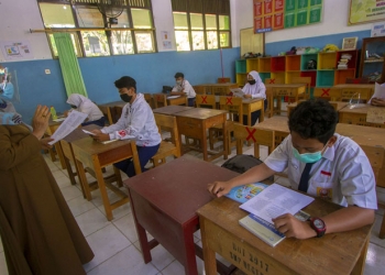 Sejumlah siswa mengikuti simulasi belajar tatap muka di SMP Negeri 7 Banjarmasin, Kalimantan Selatan, Senin (16/11/2020). Berdasarkan surat pernyataan orang tua dan persetujuan guru, Pemerintah Kota Banjarmasin melakukan simulasi belajar tatap muka pertama sejak pandemi COVID-19. ANTARA FOTO/Bayu Pratama S