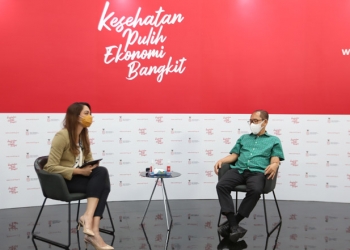 Prof. Dr. dr. Hasbullah Thabrany, Guru Besar Fakultas Kesehatan Masyarakat Universitas Indonesia memberikan penjelasan mengenai perhitungan rugi rugi kena penyakit bersama dr. Reisa Broto Asmoro, juru bicara Satgas Covid 19 dan duta adaptasi kebiasaan baru di Jakarta, Senin, 16 November 2020.