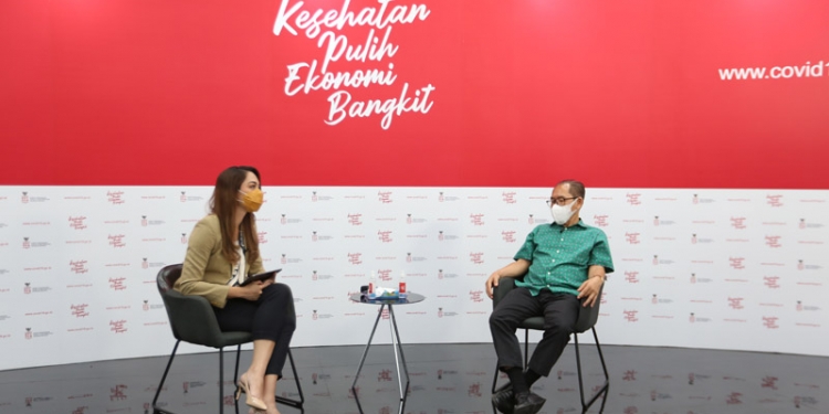 Prof. Dr. dr. Hasbullah Thabrany, Guru Besar Fakultas Kesehatan Masyarakat Universitas Indonesia memberikan penjelasan mengenai perhitungan rugi rugi kena penyakit bersama dr. Reisa Broto Asmoro, juru bicara Satgas Covid 19 dan duta adaptasi kebiasaan baru di Jakarta, Senin, 16 November 2020.