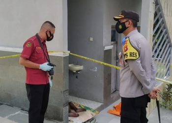 Kapolres Gorontalo Kota, AKBP Desmont Harjendro, meninjau lokasi penemuan mayat di kompleks Lapangan Taruna Remaja, Kota Gorontalo, Kamis (5/11/2020). (ari/gopos)
