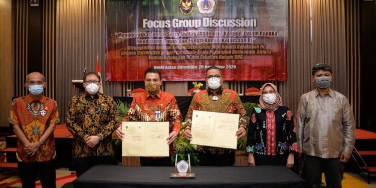 Rektor UNG bersama Komisi Kejaksaan RI, saat menjalin kerja sama. Foto: Istimewa