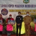 Penyerahan hadiah bagi para pemenang lomba cipta makanan berbahan ayam.