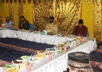 Pjs Bupati Gorontalo, Mitran Tuna, mengikuti peringatan Maulid Nabi Muhammad SAW di Masjid Baiturahman Limboto, Rabu (28/10/2020).