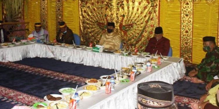Pjs Bupati Gorontalo, Mitran Tuna, mengikuti peringatan Maulid Nabi Muhammad SAW di Masjid Baiturahman Limboto, Rabu (28/10/2020).