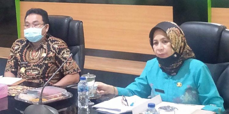 Penjabat Sementara (PJs) Bupati Gorontalo, Mitran Tuna, bersama Sekretaris Daerah, Hadijah Thayeb, memimpin rapat Forkopimda Kabupaten Gorontalo, Selasa (27/10/2020).