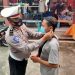 Kasat Lantas Polres Bone Bolango, Iptu A. Wahab Tambipi memasangkan masker kepada warga  dalam pelaksanaan operasi zebra, Selasa (3/11/2020). (Polres Bone Bolango untuk gopos.id)