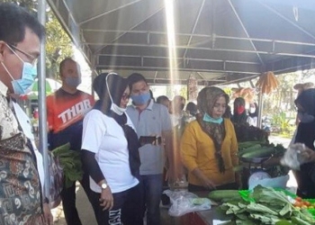 PJs Bupati Gorontalo, Mitran Tuna, meninjau pelaksanaan pasar tani yang dilaksanakan Dinas Pertanian  Kabupaten Gorontalo