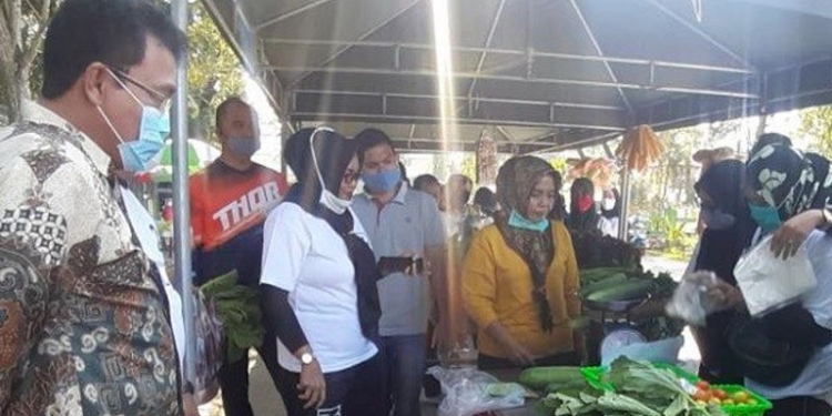 PJs Bupati Gorontalo, Mitran Tuna, meninjau pelaksanaan pasar tani yang dilaksanakan Dinas Pertanian  Kabupaten Gorontalo