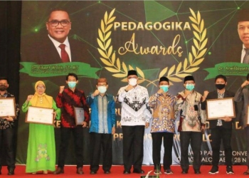 Pelaksanaan Pedagogika Award dari UNG dan PGRI, sebagai bentuk penghormatan dan penghargaan terhadap Guru. Foto: istimewa