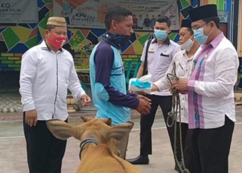 Penjabat Sementara Bupati Gorontalo, Mitran Tuna, menyerahkan bantuan sapi bagi masyarakat di Desa Tabongo Timur, Kecamatan Tabongo, Kabupaten Gorontalo.