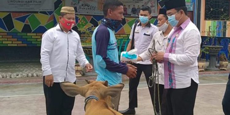 Penjabat Sementara Bupati Gorontalo, Mitran Tuna, menyerahkan bantuan sapi bagi masyarakat di Desa Tabongo Timur, Kecamatan Tabongo, Kabupaten Gorontalo.