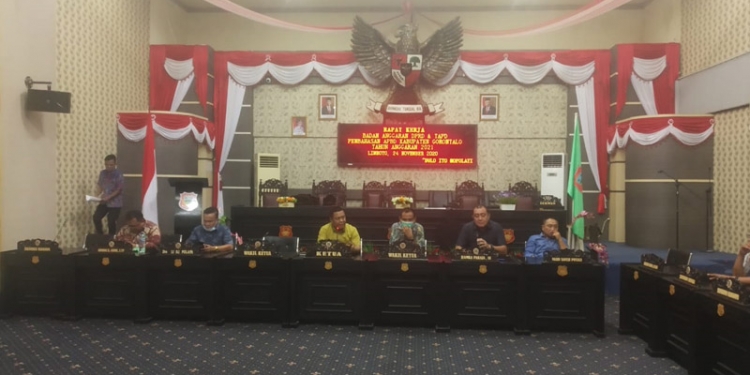 Rapat kerja DPRD Kabupaten Gorontalo yang membahas RAPBD Kabupaten Gorontalo. (Putra/gopos)