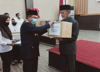 Foto cop/: Wali Kota Gorontalo, Marten Taha saat memberikan penghargaan berupa bingkisan kepada Keluarga besar Veteran, Perintis dan Pembela Kemerdekaan Kota Gorontalo, yang berlangsung di Rudis Wali Kota Gorontalo, Selasa (10/11/2020). (F. Hendra/60detik).