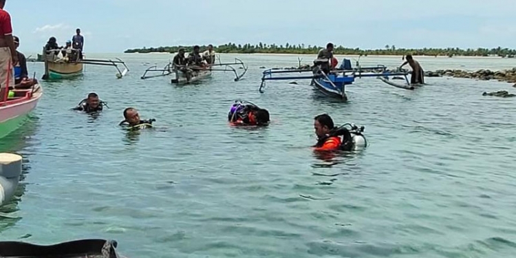 Pencairan orang hilang di Perairan Popayato Timur oleh tim Basarnas bersama warga setempat.(istimewa)