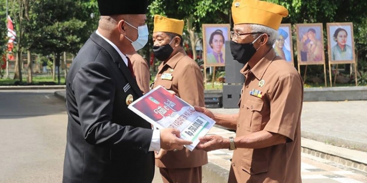 Pjs Bupati Malang menyerahkan santunan kepada Veteran di Malang dalam peringatan Hari Pahlawan.