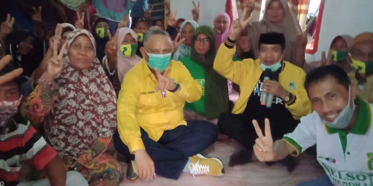 Ketua DPD I Golkar Gorontalo, Rusli Habibie, saat menghadiri kampanye pasangan Nelson-Dadang. (istimewa)