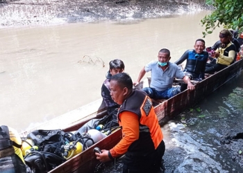 Bupati Pohuwato (3 dari kanan di atas perahu), ikut melakukan pencarian terhadap korban yang tenggelam saat memanah ikan di perairan Popayato Timur. (istimewa)