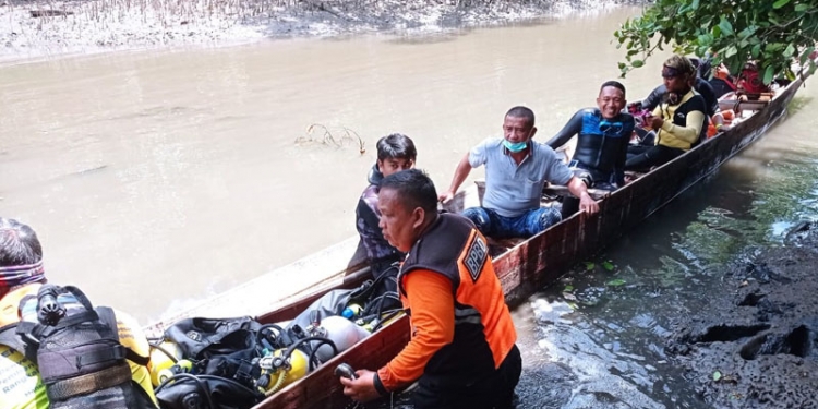 Bupati Pohuwato (3 dari kanan di atas perahu), ikut melakukan pencarian terhadap korban yang tenggelam saat memanah ikan di perairan Popayato Timur. (istimewa)
