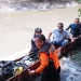 Bupati Pohuwato (3 dari kanan di atas perahu), ikut melakukan pencarian terhadap korban yang tenggelam saat memanah ikan di perairan Popayato Timur. (istimewa)