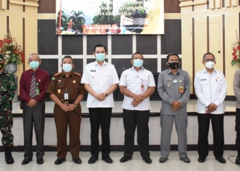 Wakil Wali Kota Gorontalo, Ryan F. Kono, Sekda Kota Gorontalo, Ismail Madjid bersama Tim Kemenko Polhumam RI, saat menggelar Rapat Koordinasi di Aula Kantor Wali Kota Gorontalo, Rabu (4/11/2020).(Humas Pemkot Gorontalo)