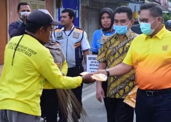 Wali Kota Gorontalo, Marten Taha, membagi-bagikan masker kepada warga  beberapa waktu lalu dalam rangka meminimalisir penyebaran Covid-19. (dok. gopos.id)