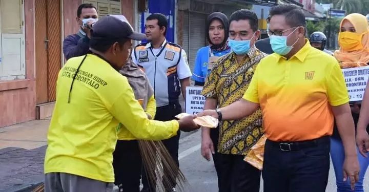 Wali Kota Gorontalo, Marten Taha, membagi-bagikan masker kepada warga  beberapa waktu lalu dalam rangka meminimalisir penyebaran Covid-19. (dok. gopos.id)