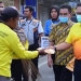 Wali Kota Gorontalo, Marten Taha, membagi-bagikan masker kepada warga  beberapa waktu lalu dalam rangka meminimalisir penyebaran Covid-19. (dok. gopos.id)
