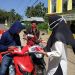 Selain menyosialisikan gerakan 3M, Dinas Kesehatan Provinsi Gorontalo bersama Puskesmas Atinggola turut membagikan masker dan hand sanitizer kepada masyarakat di wilayah perbatasam antara Gorontalo dan Provinsi Sulawesi Utara, Rabu (4/11/2020) foto: istimewa