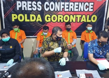 Direktur Ditreskrimum Polda Gorontalo, Kombes Pol Deni Okvianto, SIK memberikan keterangan terkait penangkapan empat tersangka pencurian, jumat (6/11) (F. Humas Polda)